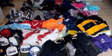 Gorras, remeras, pantalones y zapatillas con marcas truchas\u002E Foto: Gentileza Policía de San Luis\u002E