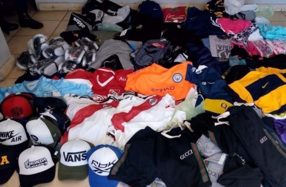 Incautaron indumentaria deportiva con etiquetas y estampados truchos en San Luis