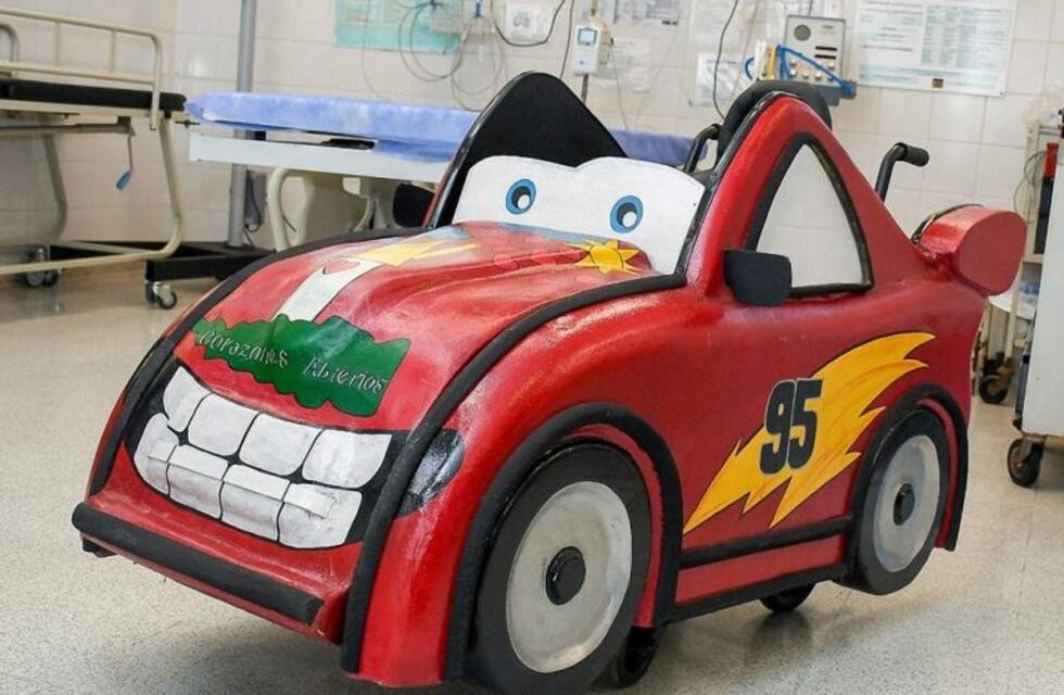 Presos fabricaron una silla de ruedas del Rayo McQueen para Hospital de Niños de La Plata