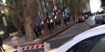 Una larga fila en la plaza 25 de Mayo frente a la sede central del Correo Argentino en Rosario para cobrar el IFE\u002E (Municipalidad Rosario)