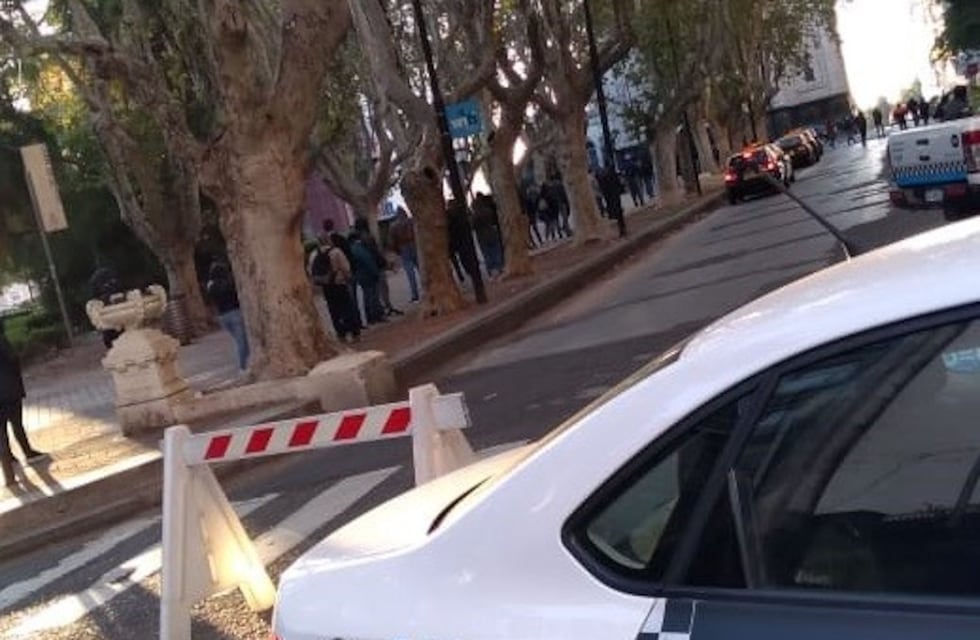 Corte de tránsito y larga fila en el primer día de cobro del IFE para los no bancarizados en el correo central