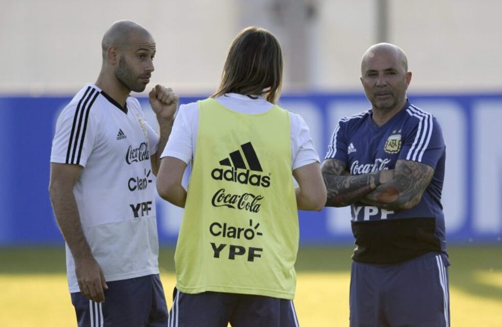 Sampaoli y Beccacece habrían mantenido un fuerte cruce delante de los jugadores