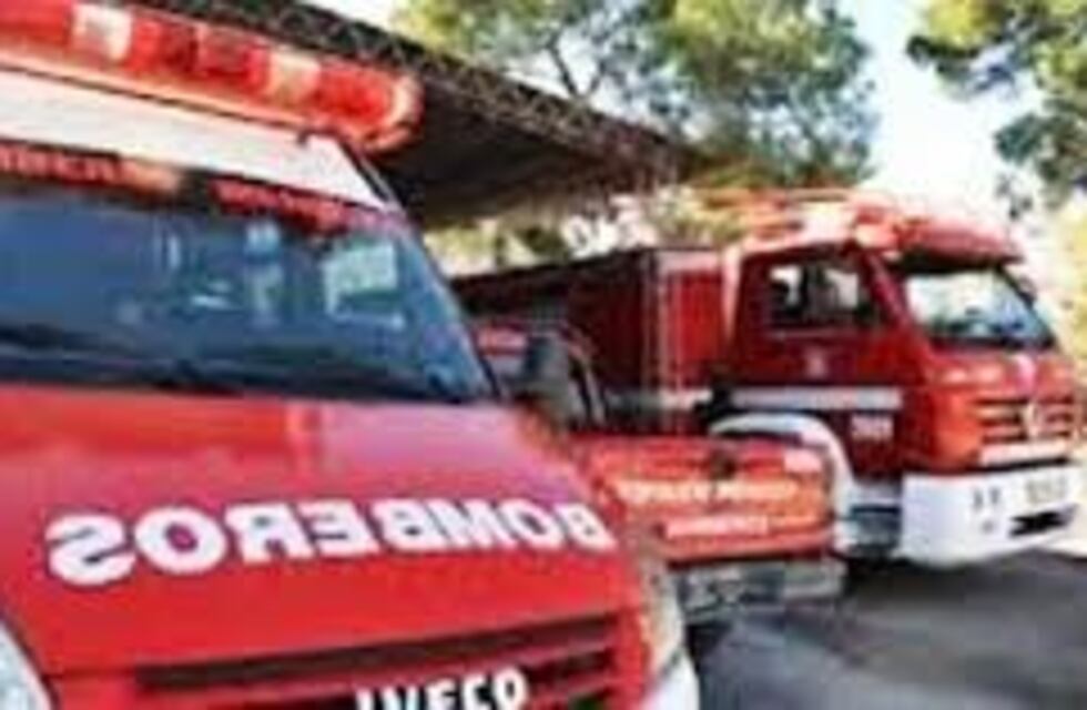Incendio en la Autovía 12, trabajan Bomberos Voluntarios de dos localidades