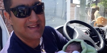 La policía asistió a una madre que dio a luz a la vera de la Autopista