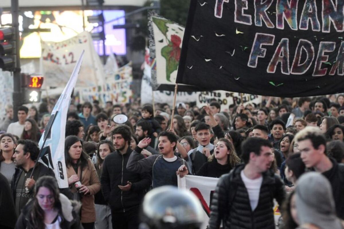 Marcha de alumnos colegios tomados en contra la reforma educativa\u002E