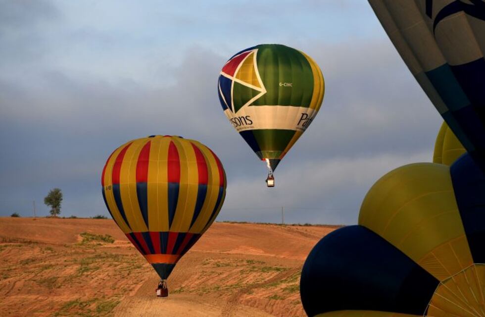 Decenas de globos aerostáticos le ponen color al cielo italiano