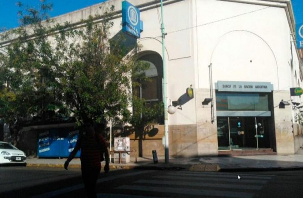 Robaron $100 mil y 50 mil dólares del Banco Nación de Morón y escaparon corriendo