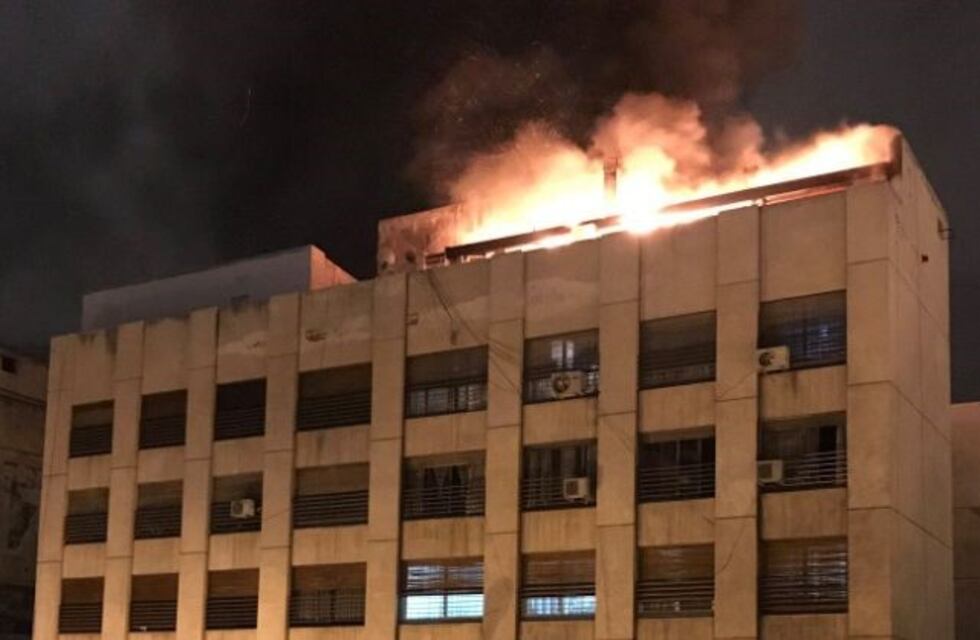 Susto en la madrugada: se incendio un edificio en pleno centro de Mendoza