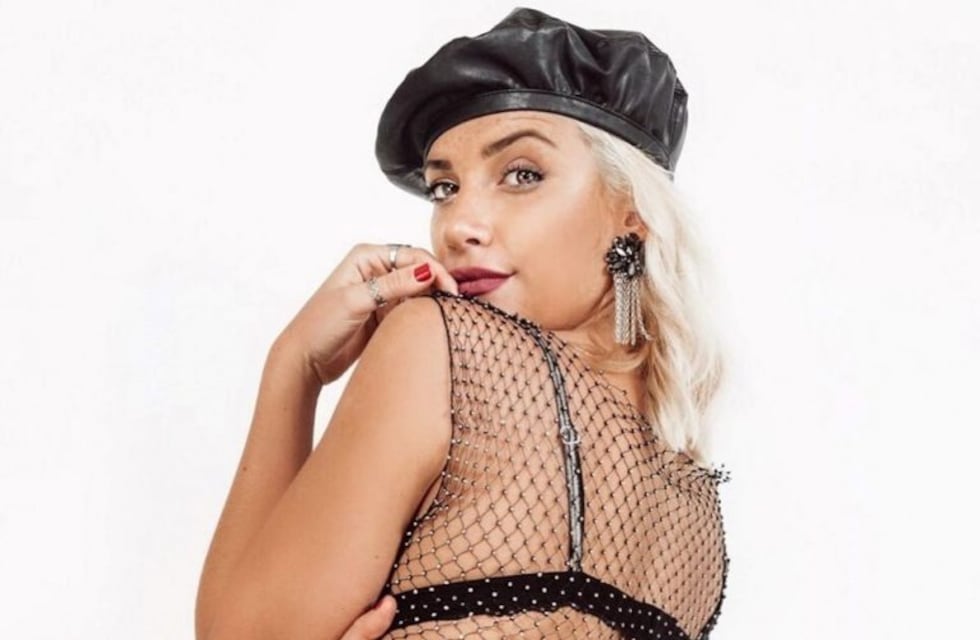 Bianca Iovenitti en un primer plano de espaldas, que deja ver todo