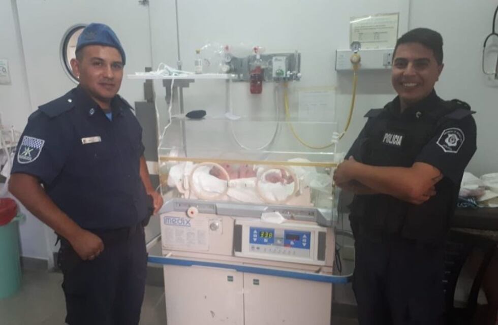 Una mujer dio a luz en un taxi con ayuda de policías y agentes de tránsito