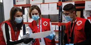 Voluntarios de las Cruz Roja hacen delivery para personas aisladas o en grupos de riesgo