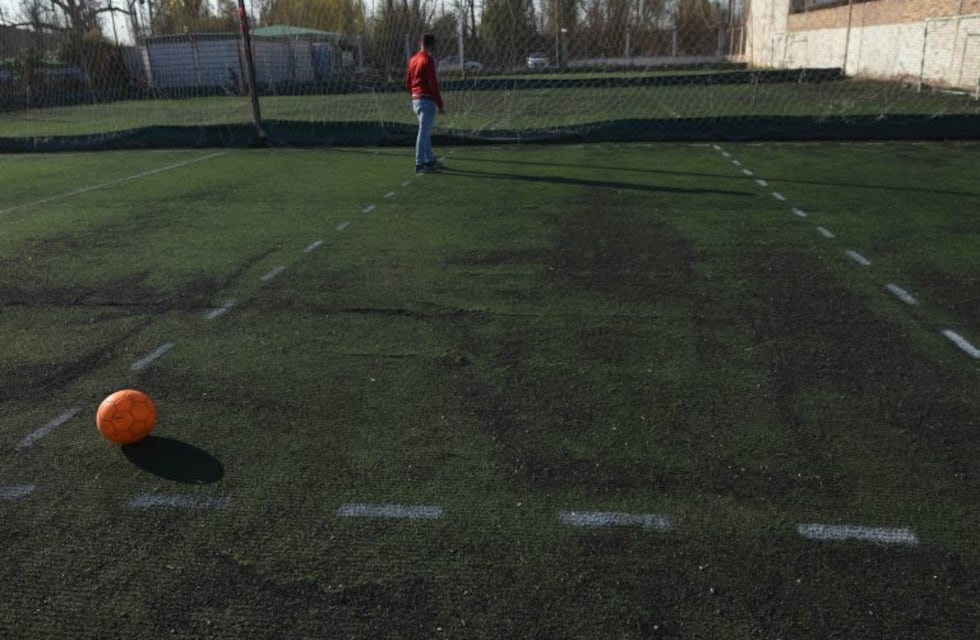Fútbol 5: dueños de canchas anuncian reapertura sin autorización