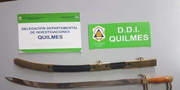 La Policía Bonaerense recuperó el sable robado de Almirante Brown\u002E Foto: Policía Bonaerense