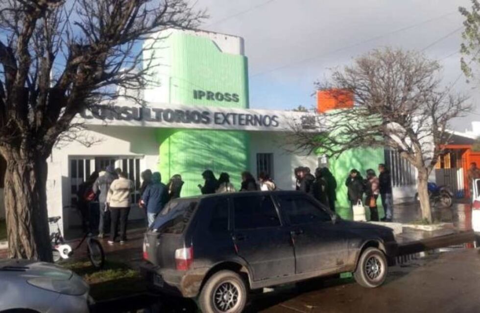 Largas filas de espera en la sede temporal del Ipross