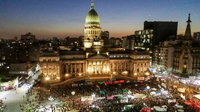 Militantes a favor de la legalización realizan una marcha en el Congreso Nacional. (Foto: Federico López Claro)