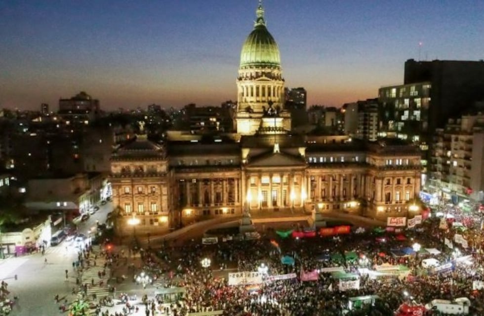 Masiva movilización en la Plaza Congreso para apoyar la legalización del aborto