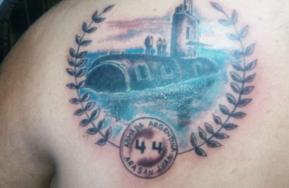 Un cordobés se tatuó el submarino ARA San Juan en la espalda