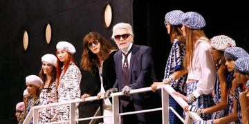 Lagerfeld con sus modelos