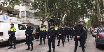 Un centenar de policías llegaron a Mar del Plata para patrullar las calles (Foto: Twitter Manino Iriart)
