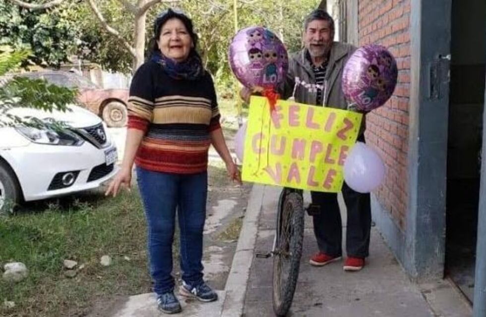 La emoción de una niña cuando su abuelo la buscó del colegio en su bici adornada con globos