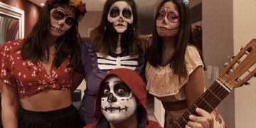 Se disfrazan de familias famosas de la TV para recibir al delivery (Foto: Twitter)