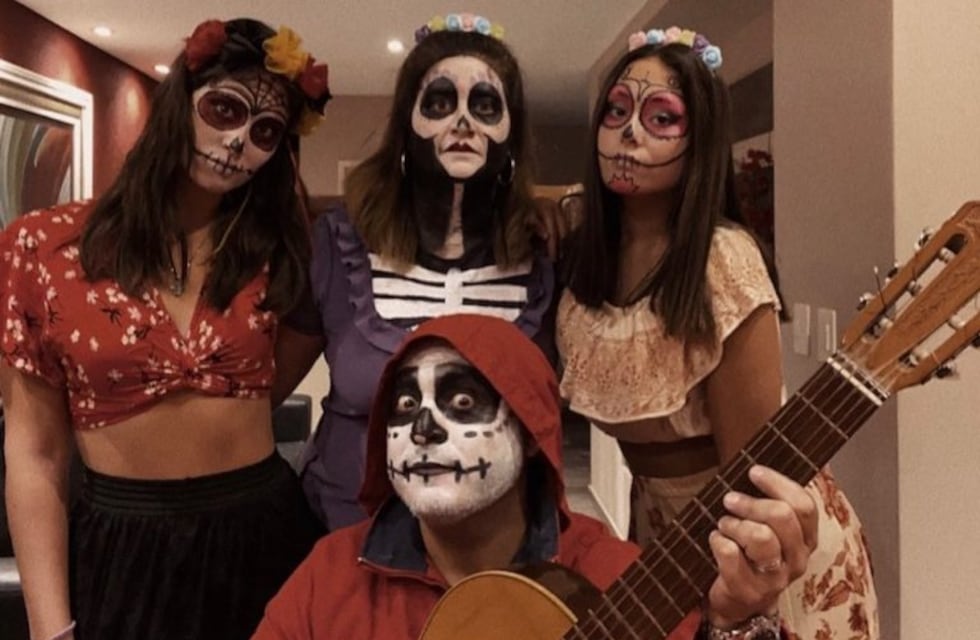 Locura de cuarentena: se disfrazan de familias famosas de la TV para recibir al delivery