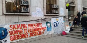 La madre de David Peralta llegó a encadenarse frente a los Tribunales Provinciales por la falta de novedades en la investigación\u002E