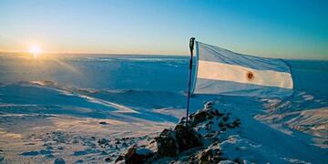 Es inengable que la bandera argentina está presente en el blanco de sus montes y en el azul del mar.