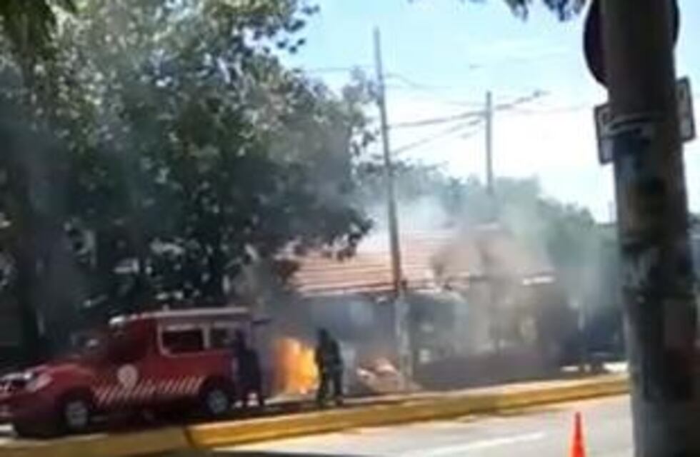 Explosión e incendio en Alberdi por la rotura de un caño de gas