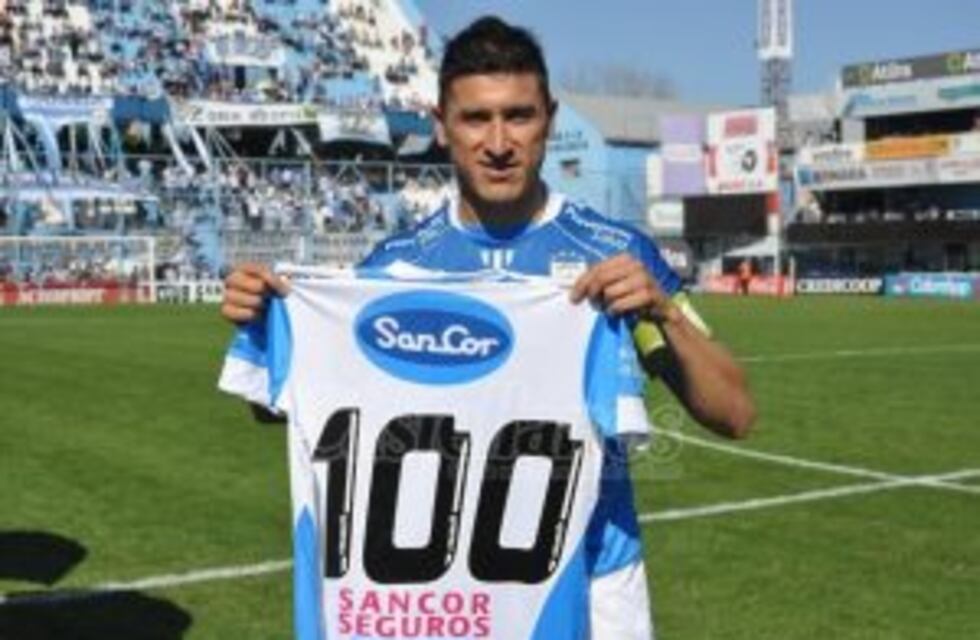 El futbolista Walter Serrano sufrió un robo y pintadas en su casa de Rafaela