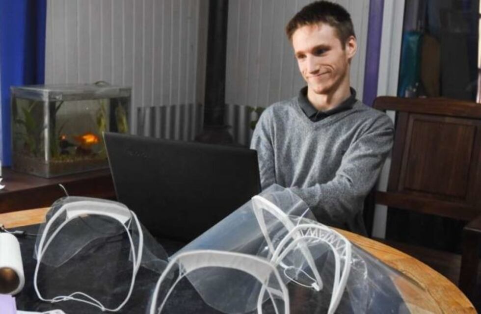 Tiene parálisis cerebral y fabrica máscaras para comprar una máquina para alimentarse