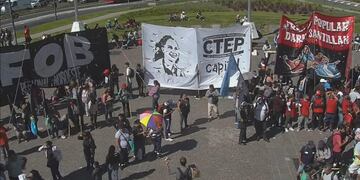 Organizaciones sociales protestan en la avenida 9 de Julio\u002E