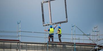 Dos trabajadores, el 19/09/2017 en Hamburgo, Alemania, trabajando en la construcción\u002E La tasa de desempleo en Alemania cayó ligeramente en septiembre dos puntos respecto del mes anterior hasta situarse en el 5,5 por ciento, informó hoy la Oficina Federal de Empleo (BA), con sede en Núremberg\u002E \r\n(Vinculado al texto de dpa \