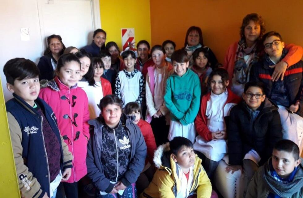 Visita de escolares a la redacción de Vía Punta Alta, radio la 100 y la Red