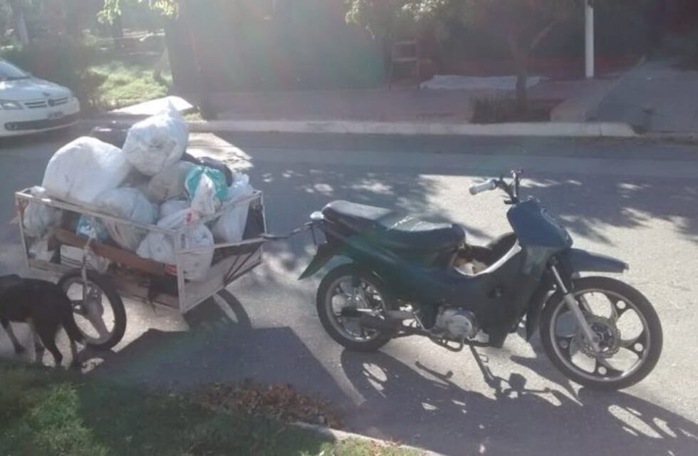 Vecinos de Renca se quejan porque el municipio recolecta basura en una moto