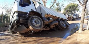 Un camión de gran porte se hundió en una de las calles de Villa El Libertador\u002E (Fotos Periódico La Décima)
