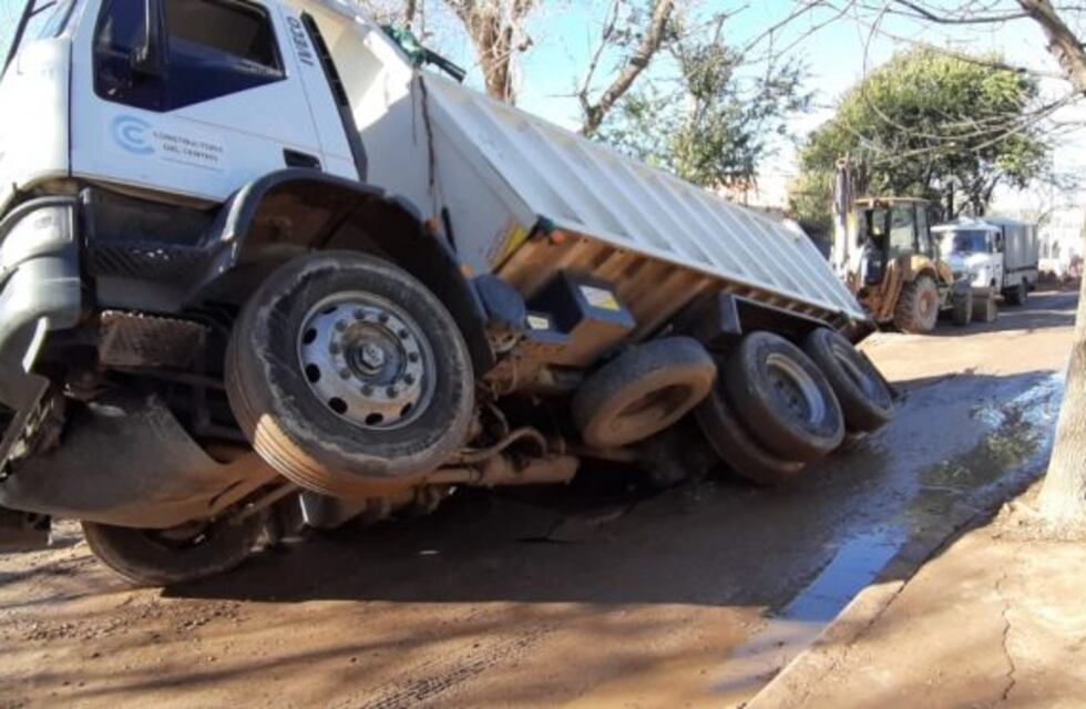 Y siguen bastos: otro vehículo se hundió en un pozo en plena calle