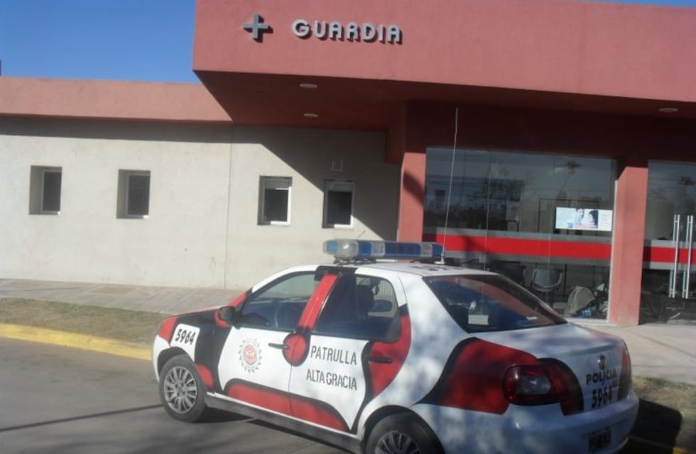 Cuando trasladaba al detenido, se le escapó un disparo