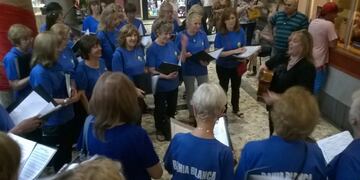 Coro de Adultos de la Ciudad intervinieron en Galería Plaza