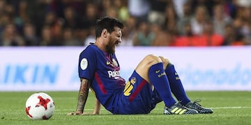 Barcelona's Argentinian forward Lionel Messi sits on the field during the first leg of the Spanish Supercup football match between FC Barcelona and Real Madrid CF at the Camp Nou stadium in Barcelona on August 13, 2017\u002E / AFP PHOTO / Josep LAGO
