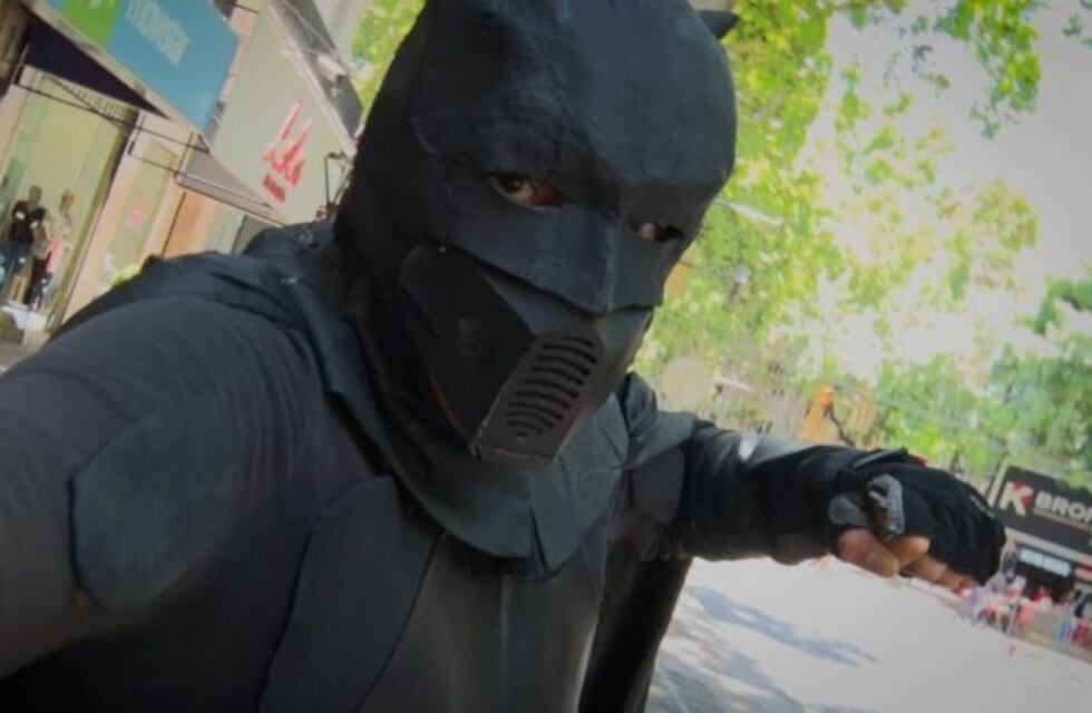 Daniel, el Batman mendocino que no le teme al COVID-19 y transmite un mensaje de esperanza