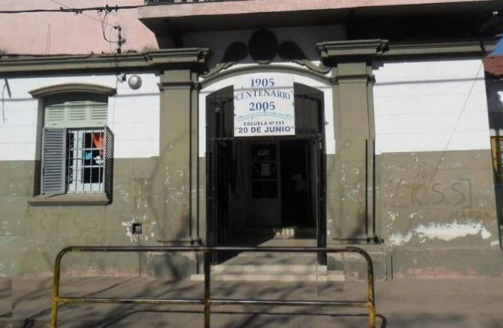 Asalto, destrozos y material fecal "como regalito" en dos escuelas