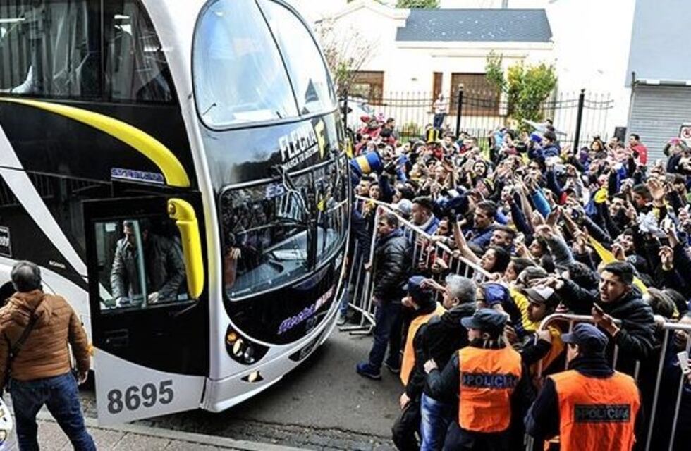 Boca llegó a Bahía Blanca y fue recibido como un campeón