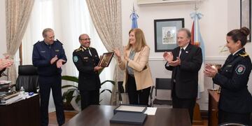 La Ministra Rosario Romero hace entrega de un reconocimiento por el 200 aniversario de la Banda de la Policía de Entre Ríos