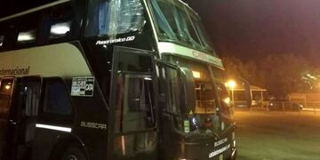 Micro de Cata apedreado