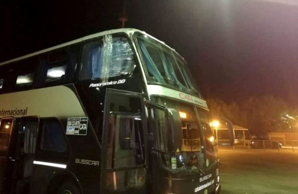 Vándalos atacaron a piedrazos un colectivo de Cata que viajaba hacia San Rafael