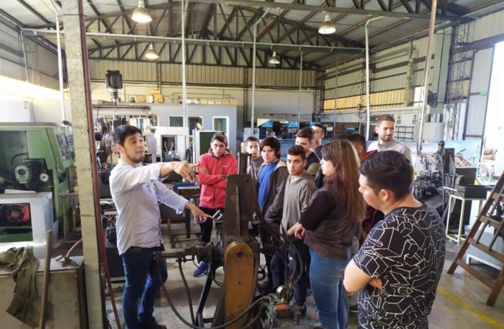 Jóvenes del Centro de Oficios recorrieron una empresa local
