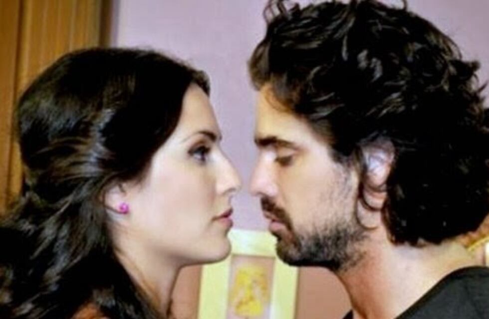 Julieta Díaz y Luciano Castro se reencontraron en "Pequeña Victoria" y tuvieron la primera escena hot de la tira
