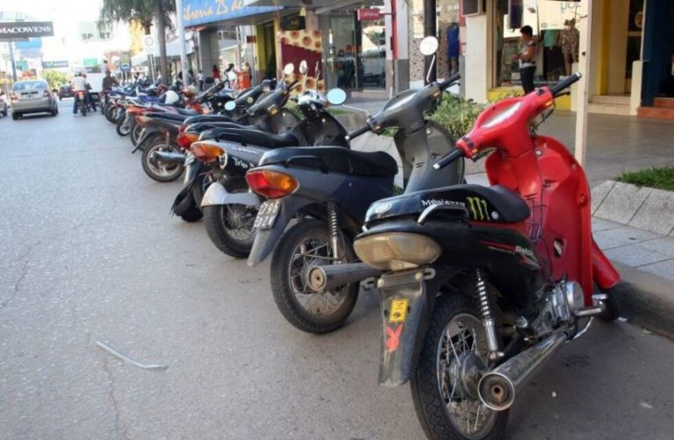 Analizan la posibilidad de cobrarle estacionamiento medido a las motos