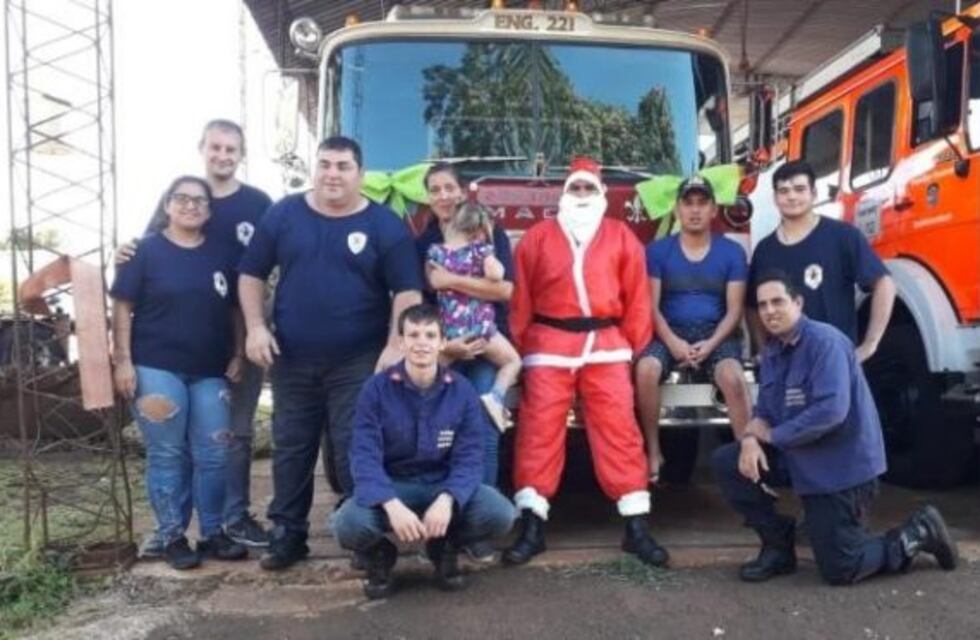 Papá Noel en autobomba: bomberos de San Pedro recorrieron la ciudad entregando regalos
